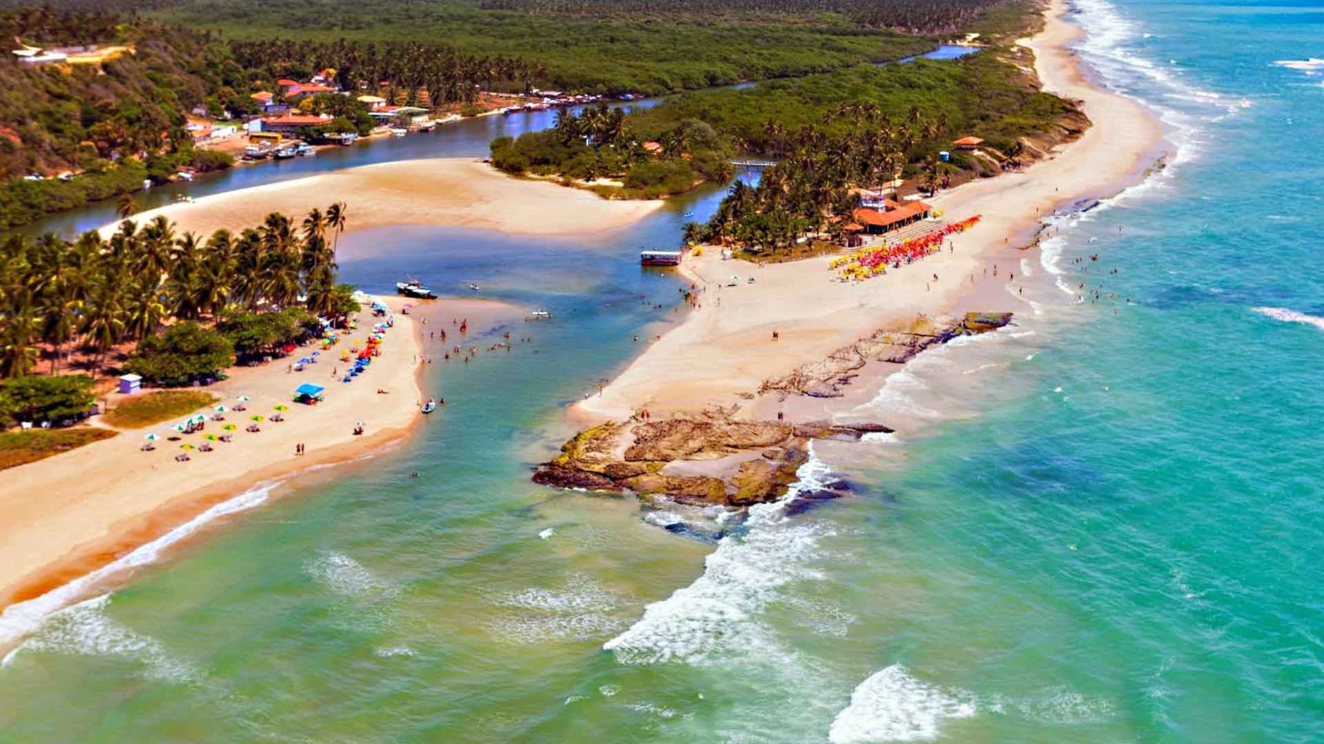 Mar azul e ondas suaves em uma praia tropical